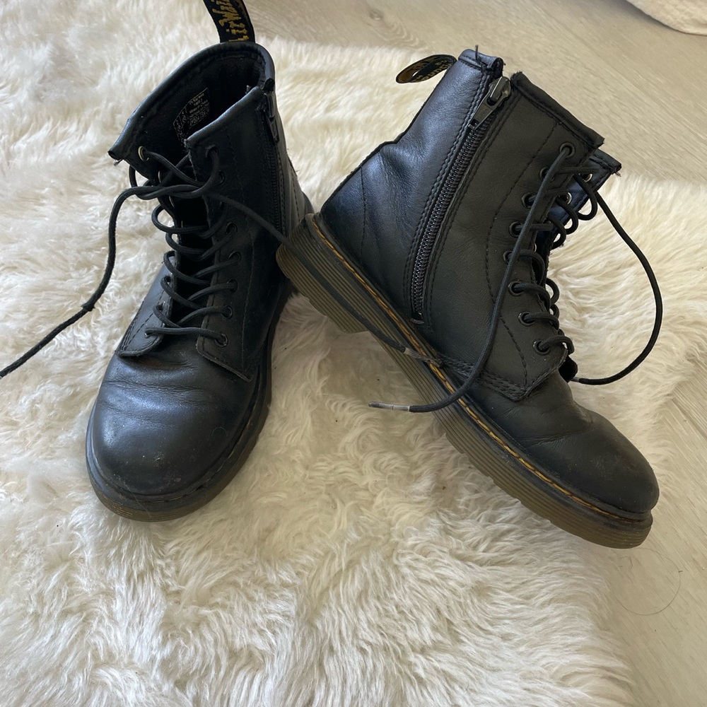 Girls Black 1460 Dr Martens Boots Sz 3 - Picture 1 of 7